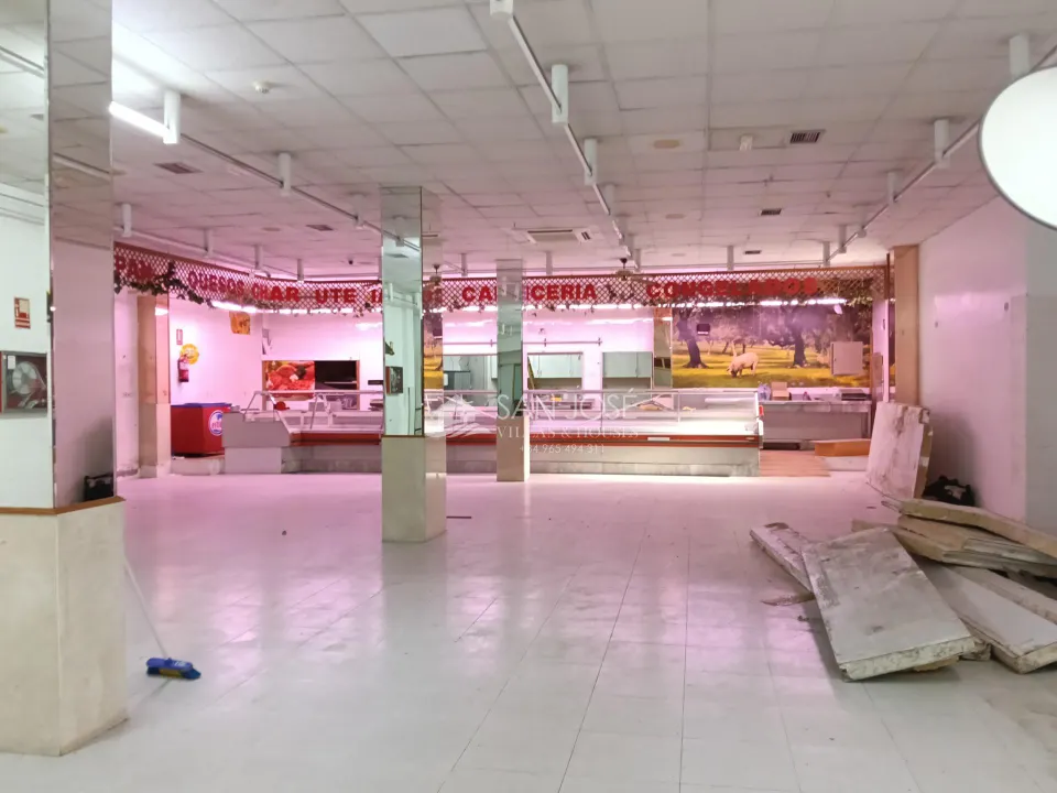 Se vende local comercial con sotano preparado para supermercado en buena zona de Aspe