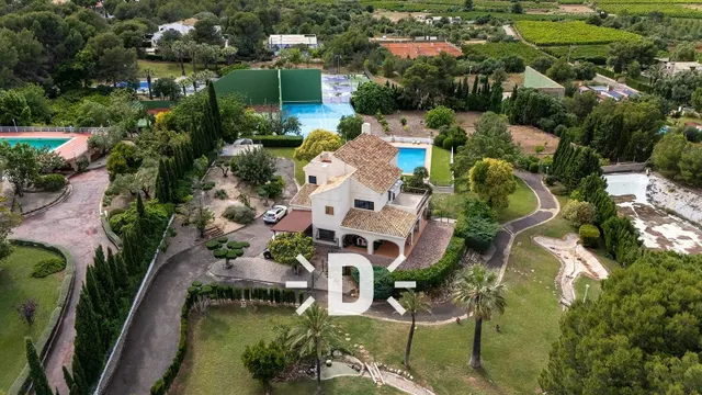 Exclusivo chalet reformado en Picassent con piscina y pista 