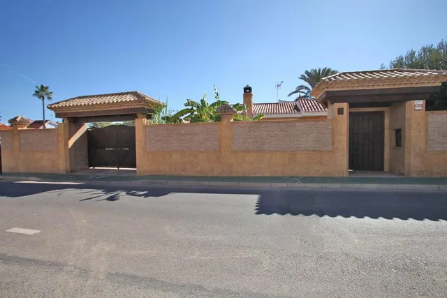CHALET INDEPENDIENTE CON PISCINA EN LOS ÁNGELES — 49