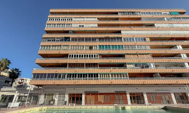 Ático reformado con vistas al mar, enorme terraza y piscina a 50 m de la playa en Torrevieja — 42