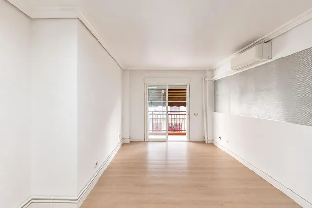 Piso exterior de 111 m2 con 4 dormitorios, garaje y trastero en Av Juan Antonio Perea — 8