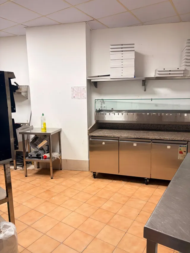 TRASPASO DE PIZZERÍA EN TORREVIEJA · LOCAL REFORMADO CON TERRAZA Y AMPLIA COCINA EQUIPADA — 14