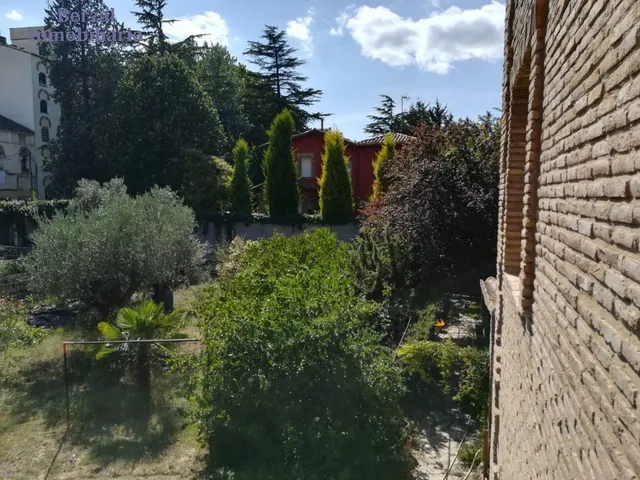 Casa magnifica, de dimensiones extraordinarias a veinte minutos andando del centro. — 28