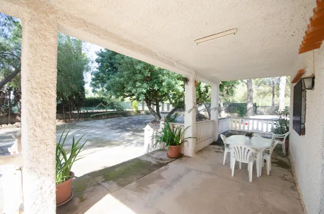 Ref. 04405.- EXCLUSIVA.- Chalet independiente con piscina en Urb. Camp Llíria. — 29