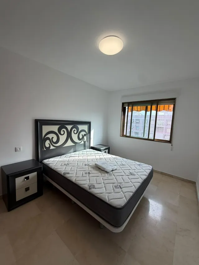 ALQUILER DE EXCELENTE Y AMPLIA VIVIENDA QUE HACE ESQUINA EN ZONA CENTRO DE ALICANTE — 16