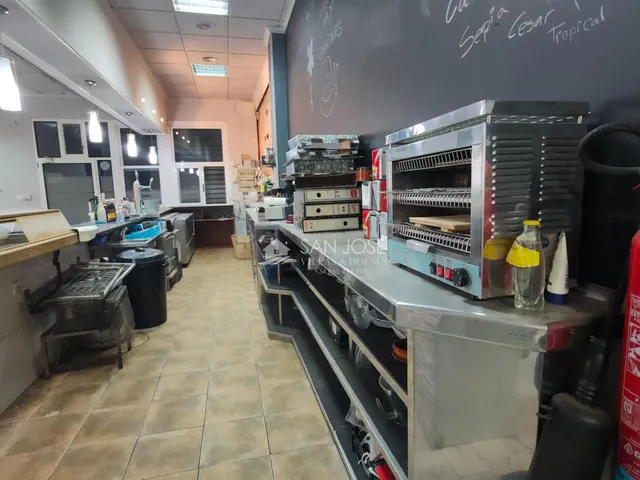 SE VENDE LOCAL CON CAFETERIA-BAR MONTADO CON LICENCIA EN BUENA ZONA DE NOVELDA — 30