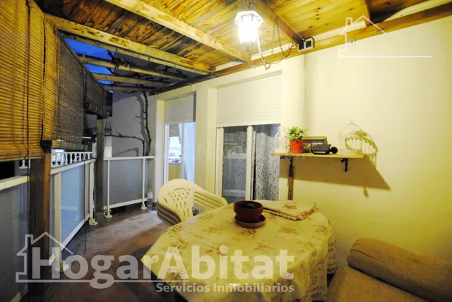 AMPLIA CASA ADOSADA CON TERRAZA Y BALCÓN CERCA DEL AYUNTAMIE - foto 4