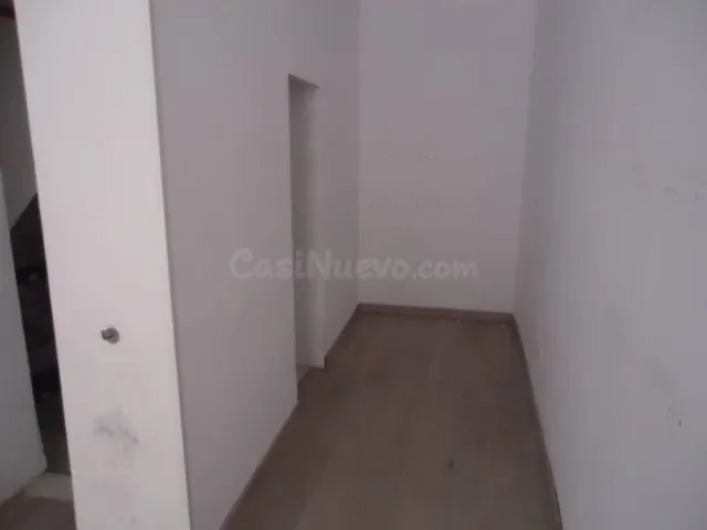 EDIFICIO EN VENTA CON DOS LOCALES Y CINCO VIVIENDAS - foto 2