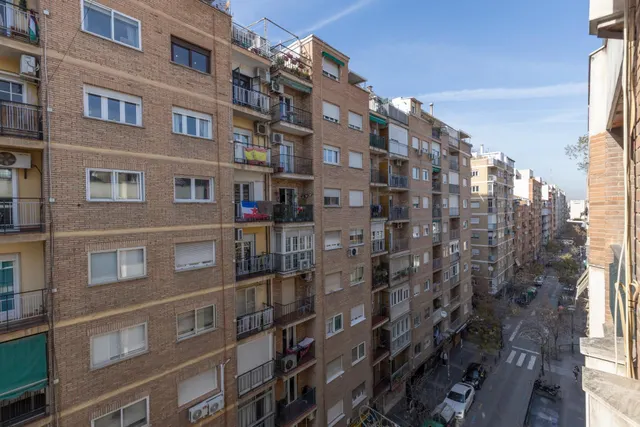 Piso en venta en pleno centro de Granada – Planta alta, garaje y gran potencial de reforma — 35