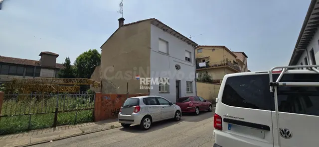 Olot | Casa con dos viviendas independientes, amplio jardín 