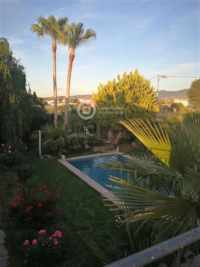 Chalet de grandes dimensiones y Piscina en El Campillo - foto 4