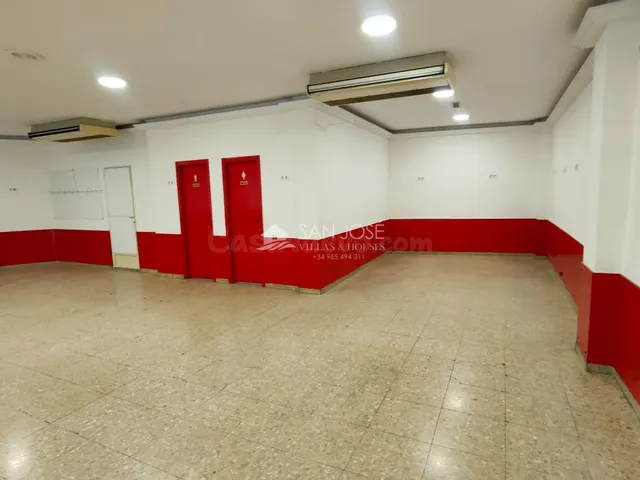SE ALQUILA LOCAL COMERCIAL AL LADO DE LA PLAZA DE ABASTOS Y  - foto 3