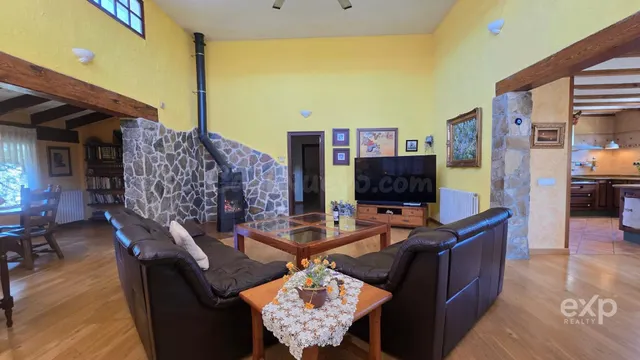 Hogar con encanto, jardín, piscina y espacios que enamoran. - foto 5
