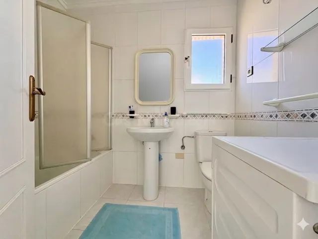 Bungalow de 3 dormitorios 1 baño+aseo en planta primera con solarium en la florida (orihuela costa) — 12