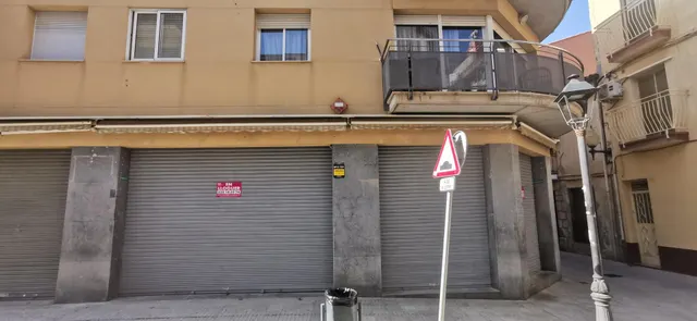 Gran local comercial en esquina al lado del Ayuntamiento — 12