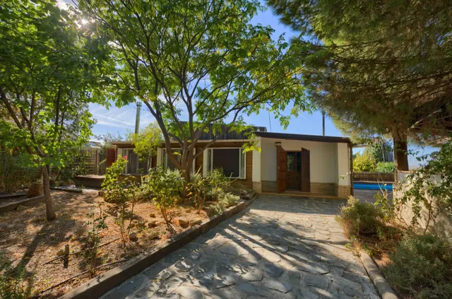 Chalet independiente de una planta con apartamento, piscina y parcela urbana de 2.800 m2 — 12