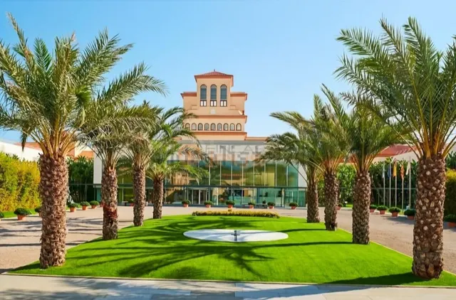 ¡Descubre el lujo en este espectacular apartamento en primer
