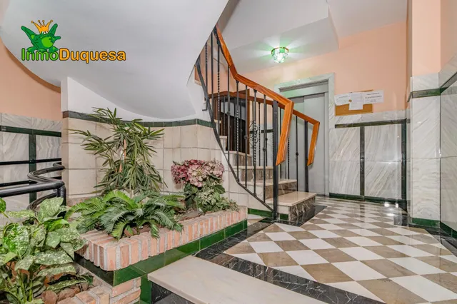 Piso de 4 dorm. con ascensor y Plaza de aparcamiento. Avda. de Madrid. — 31