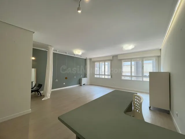 SE ALQUILA PISO CON TERRAZA, AMPLIO Y LUMINOSO EN ZONA ALTA - foto 4