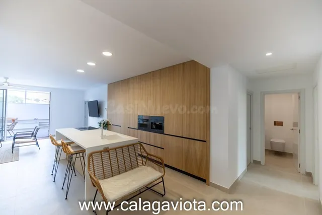 Planta baja con piscina privada y amplias terrazas - foto 2