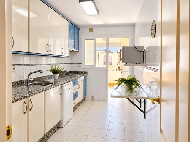 LUMINOSO PISO DE TRES DORMITORIOS Y DOS BAÑOS EN LA LAGUNA — 9