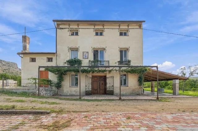 Finca rústica con vivienda reformada, piscina y cultivo ecólógico — 35