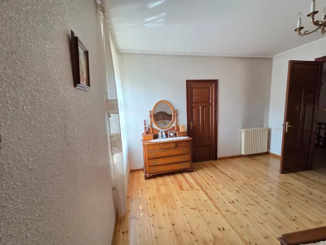SE VENDE CASA EN VALENCIA DE DON JUAN, 2 PLANTAS, 5 HAB., 2 COCINA, BAÑO, ASEO, PATIO, COCHERA. — 7