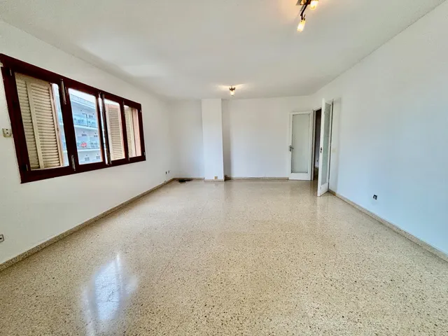 Apartamento luminoso y semi reformado de 4 dormitorios en el corazón de Port d’Alcúdia — 18