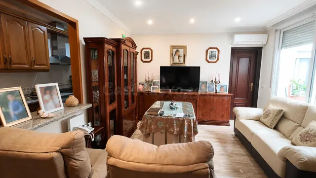 Oportunidad Única: Piso en Planta Baja con Local Comercial e