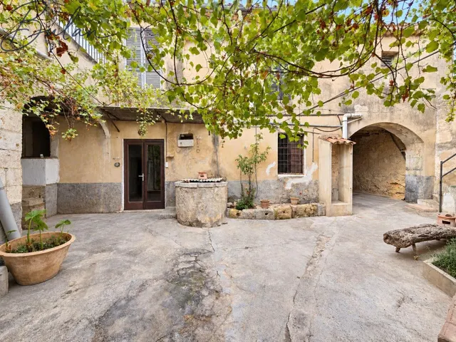 Casa señorial a reformar con bodegas, gran patio y garaje en Consell — 38