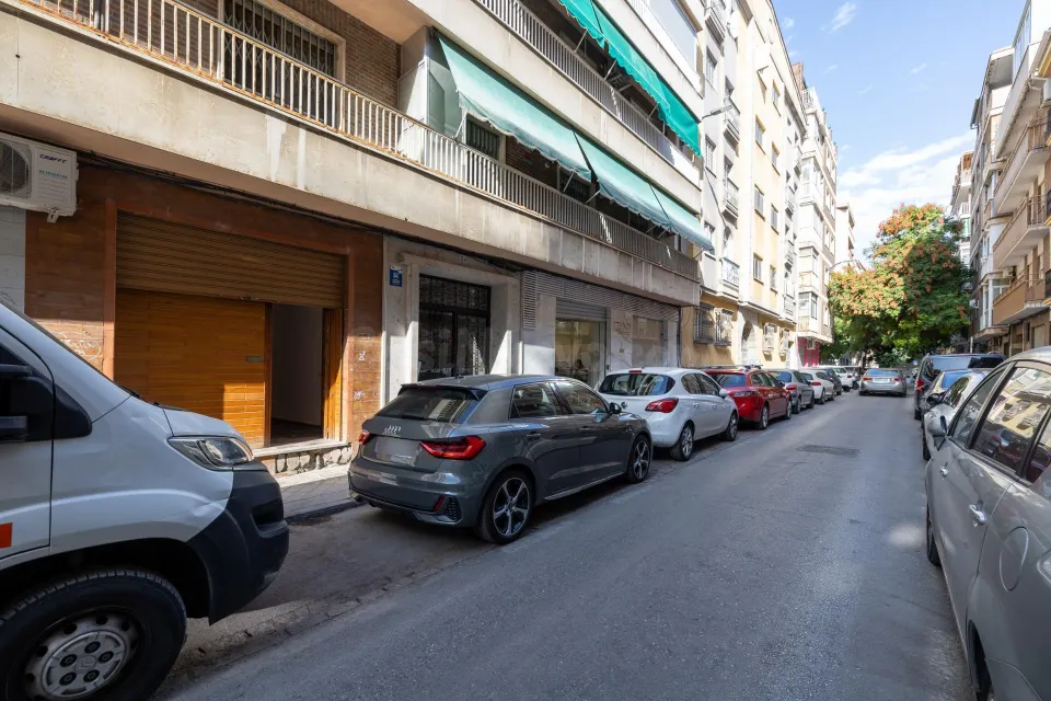 Local comercial junto a calle Alhamar. Ideal para oficina, despacho o almacén. Muy económico