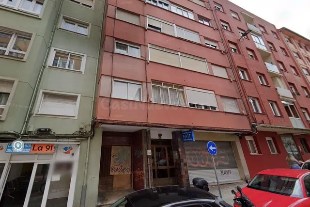 Se vende piso OKUPA en Santander (Cantabria).