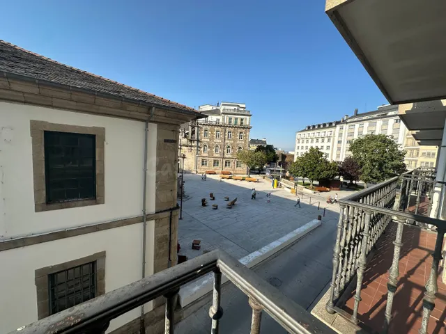 Oficina de 134 m2 con dos balcones y viabilidad para cambio  - foto 2