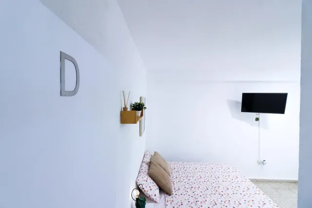 **Piso totalmente reformado de cuatro habitaciones y un baño** — 23