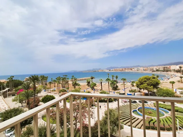 Piso de 4 dormitorios en primera línea de La Colonia con espectaculares vistas a la playa — 40