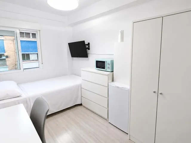 Piso de 4 dormitorios con licencia turística en La Luz, Málaga — 10