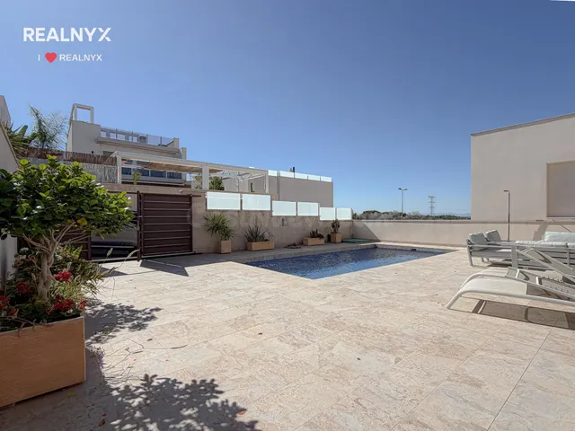 Exclusiva Villa con gigantesca parcela y piscina privada + G - foto 3