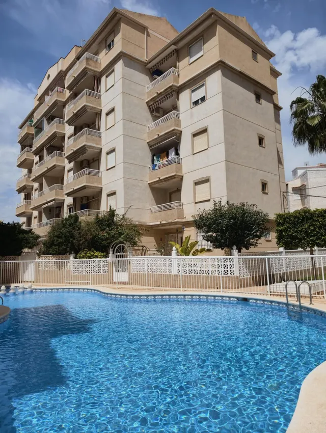 Apartamento reformado con piscina comunitaria, Alicante, Torrevieja. 3 habitaciones | 60 m2 | A 300 metros del mar — 35
