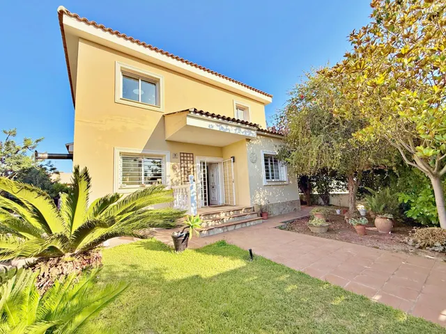 Chalet independiente con piscina en venta en Llíria | 4 habi