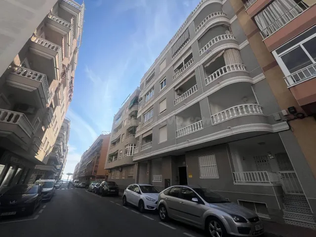 Amplia plaza de garaje de 33 m2 a solo 150 metros del mar — 2