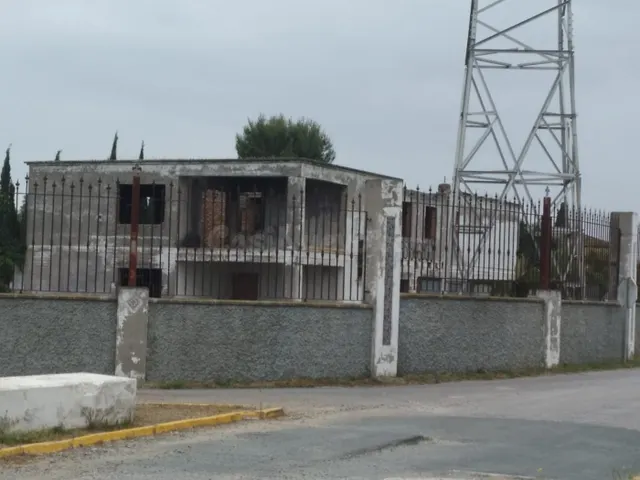 Parcela con edificio semi en construcción.