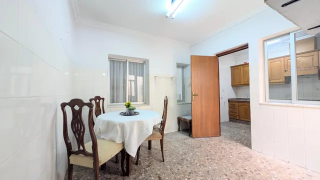 ¡Oportunidad única en la zona de Plaza de Barcelona!. Planta baja con entrada independiente y gran patio pisable. — 30