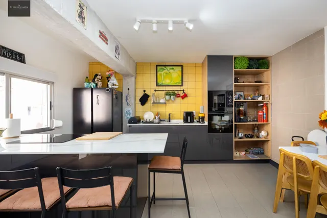 Piso Reformado en Zona Comercial y Universitaria de Granada - €330,000 — 2