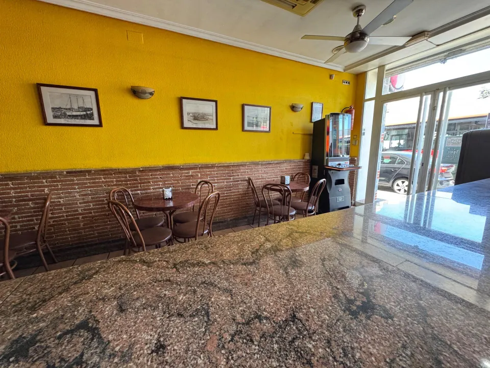 Se vende bar en funcionamiento – 58 m2 – Excelente ubicación frente a centro de salud