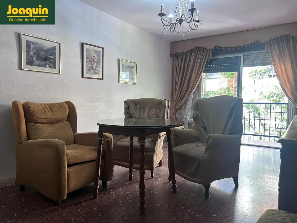 Amplio piso de 123 m2 con terraza y gran potencial en Santa Rosa