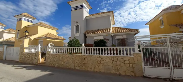 SE ALQUILA CHALET POR LARGO TIEMPO DE 3 DORMITORIOS Y 2 BAÑOS EN VILLA MARTIN (ORIHUELA COSTA) — 38