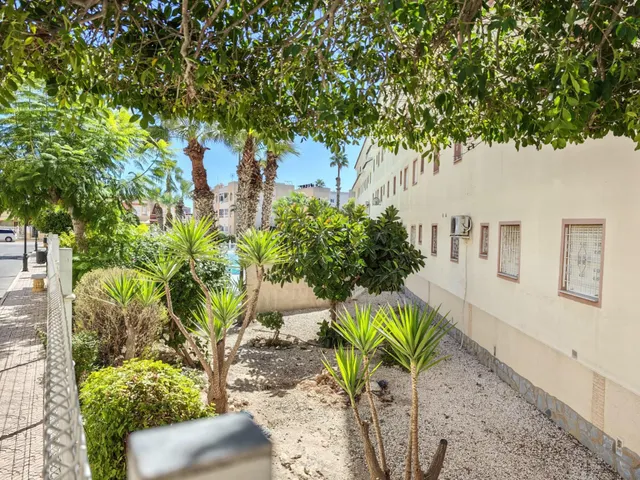 APARTAMENTO DE 2 DORMITORIOS CON PISCINA, APARCAMIENTO Y GRAN BALCÓN CERRADO EN TORREVIEJA — 19