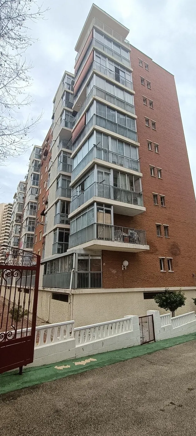 Piso de 3 dormitorios con piscina y garaje en urbanización cerca de la playa — 35