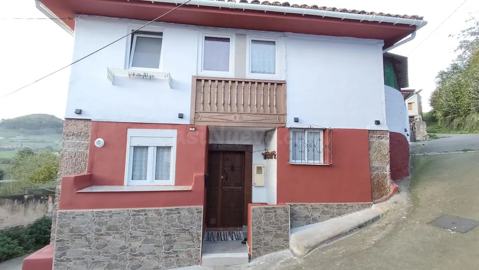 Casa reformada con terraza, finca de 750 m2 y cuadra, con vistas al Aramo — Morcín