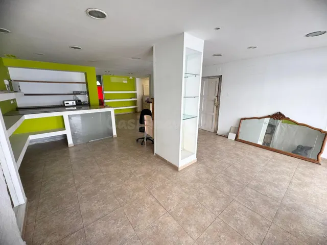 Local comercial con posibilidad de cambio de uso a vivienda  - foto 3